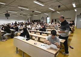 Alumnos guipuzcoanos se disponen a iniciar el examen de Selectividad en junio en la EHU