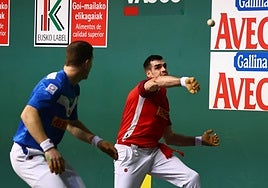 Ezkurdia ejecuta una volea ante la mirada de Artola.