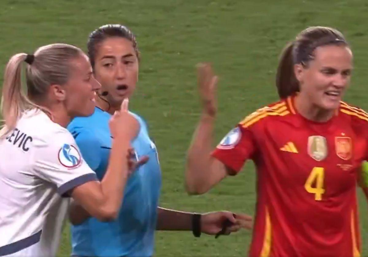 Crnogorcevic le recrimina una acción a Irene Paredes durante el Suiza-España de la Eurocopa.