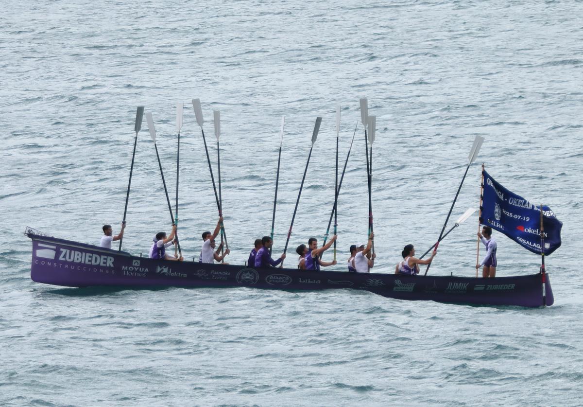 San Pedro, con los remos en alto, tras proclarmarse hoy campeón en Zarautz.