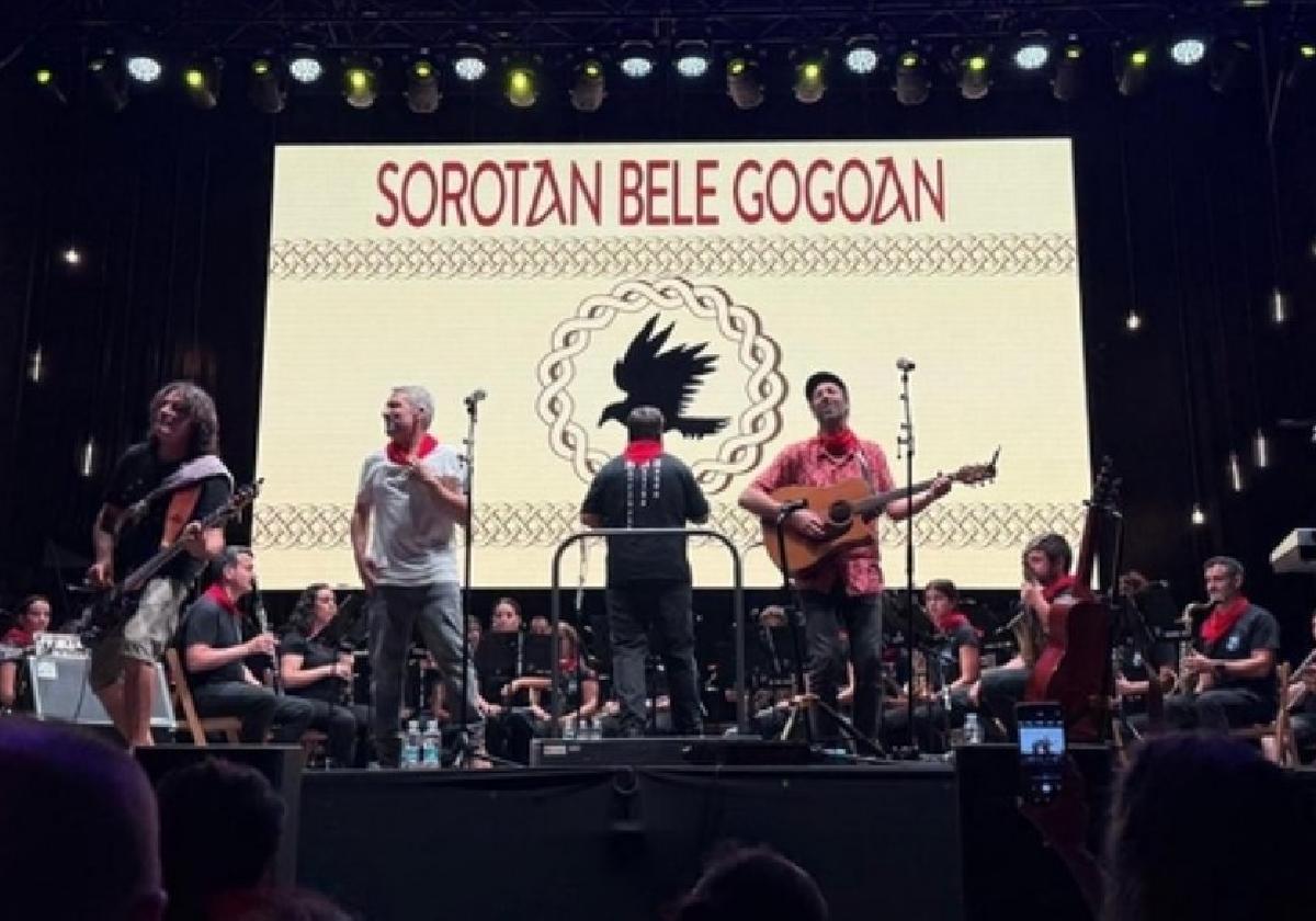Al igual que en los sanfermines de Iruñea (en la foto), la Banda de Mutriku actuará este domingo con Sorotan Bele en Iparralde y el martes en su localidad.