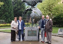 José Antonio Urteaga y Maribel Elorza (Hermansoloña) con miembros de Centro Vasco Toki Eder en una visita.