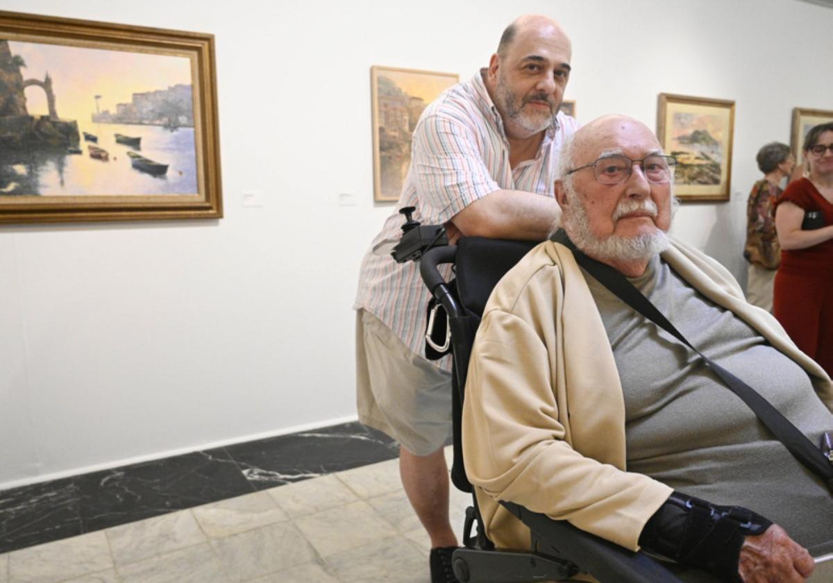 Asier y José Mensuro, comisario y artista de la muestra, e hijo y padre.