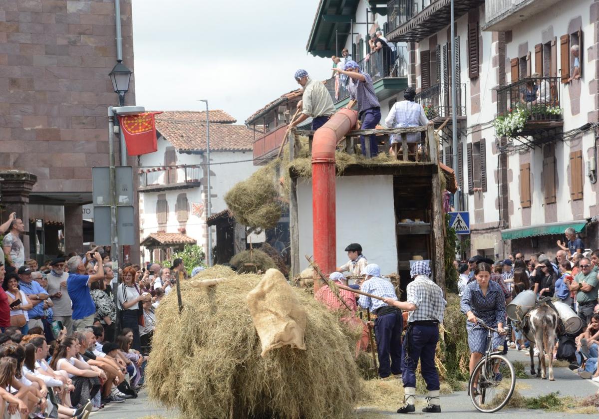 Miles de personas no se quisieron perder la cita en Elizondo y disfrutaron del desfile de carrozas con retazos de la historia y forma de vida en el Valle.