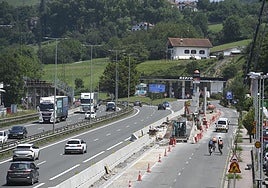 La estructura del futuro viaducto ya se eleva junto a la N-I en Irura.
