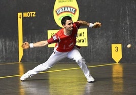 Jokin Altuna se agacha para golpear una pelota.