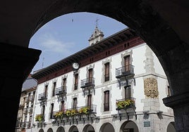 La alcaldesa de Azpeitia tacha de «desproporcionado» el despliegue de la Ertzaintza por los altercados