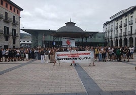 Concentración en la plaza del ayuntamiento en Azpeitia.