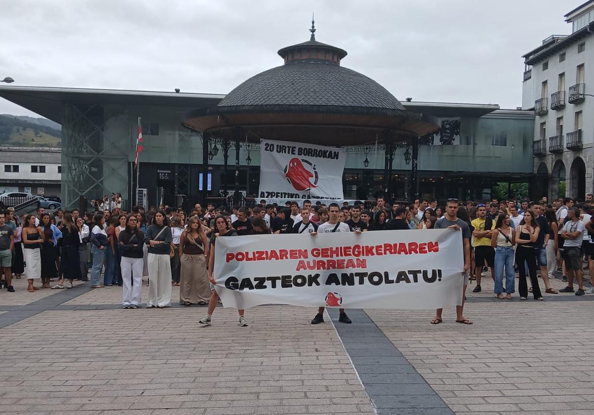 Concentración en la plaza del ayuntamiento en Azpeitia.
