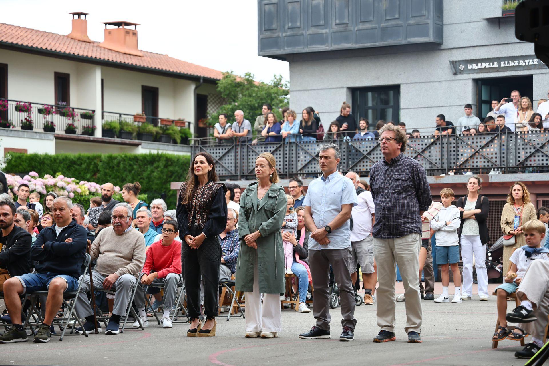 Cantos y danzas bajo un cielo gris evocan el &#039;milenio&#039; de Gipuzkoa