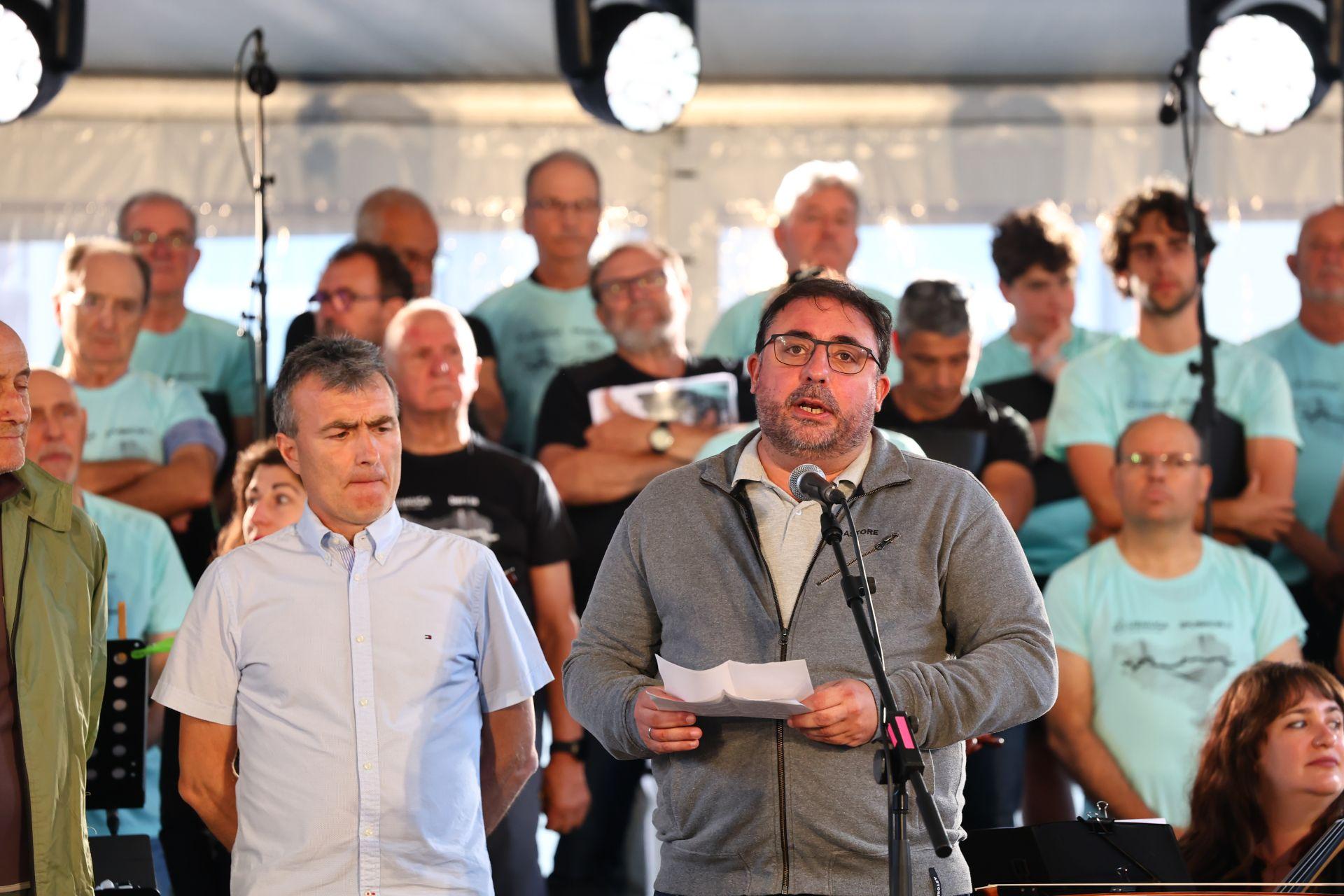 Cantos y danzas bajo un cielo gris evocan el &#039;milenio&#039; de Gipuzkoa