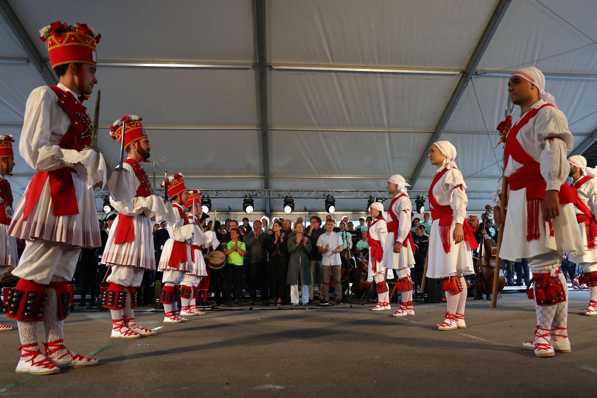 Cantos y danzas bajo un cielo gris evocan el &#039;milenio&#039; de Gipuzkoa