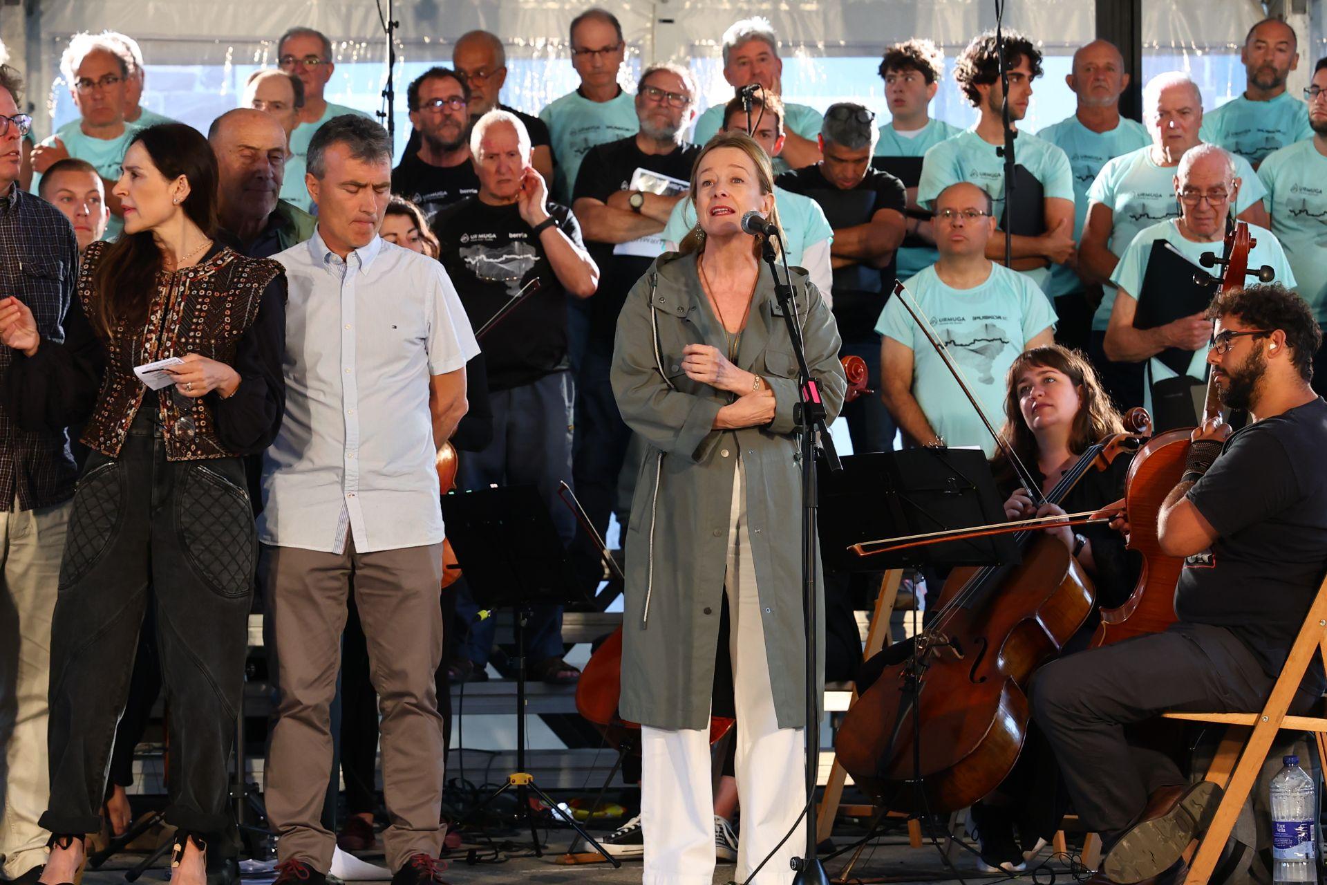 Cantos y danzas bajo un cielo gris evocan el &#039;milenio&#039; de Gipuzkoa