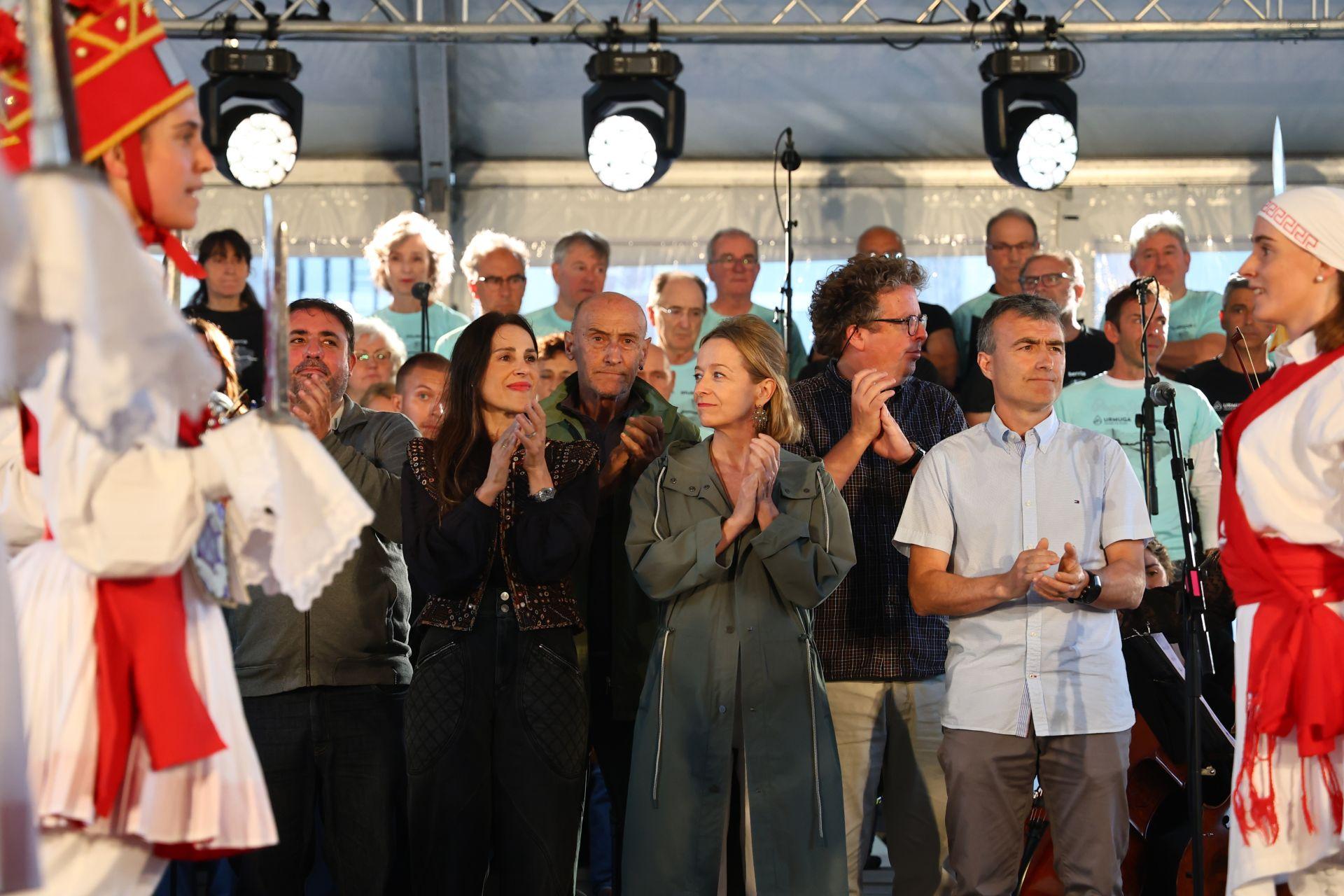Cantos y danzas bajo un cielo gris evocan el &#039;milenio&#039; de Gipuzkoa