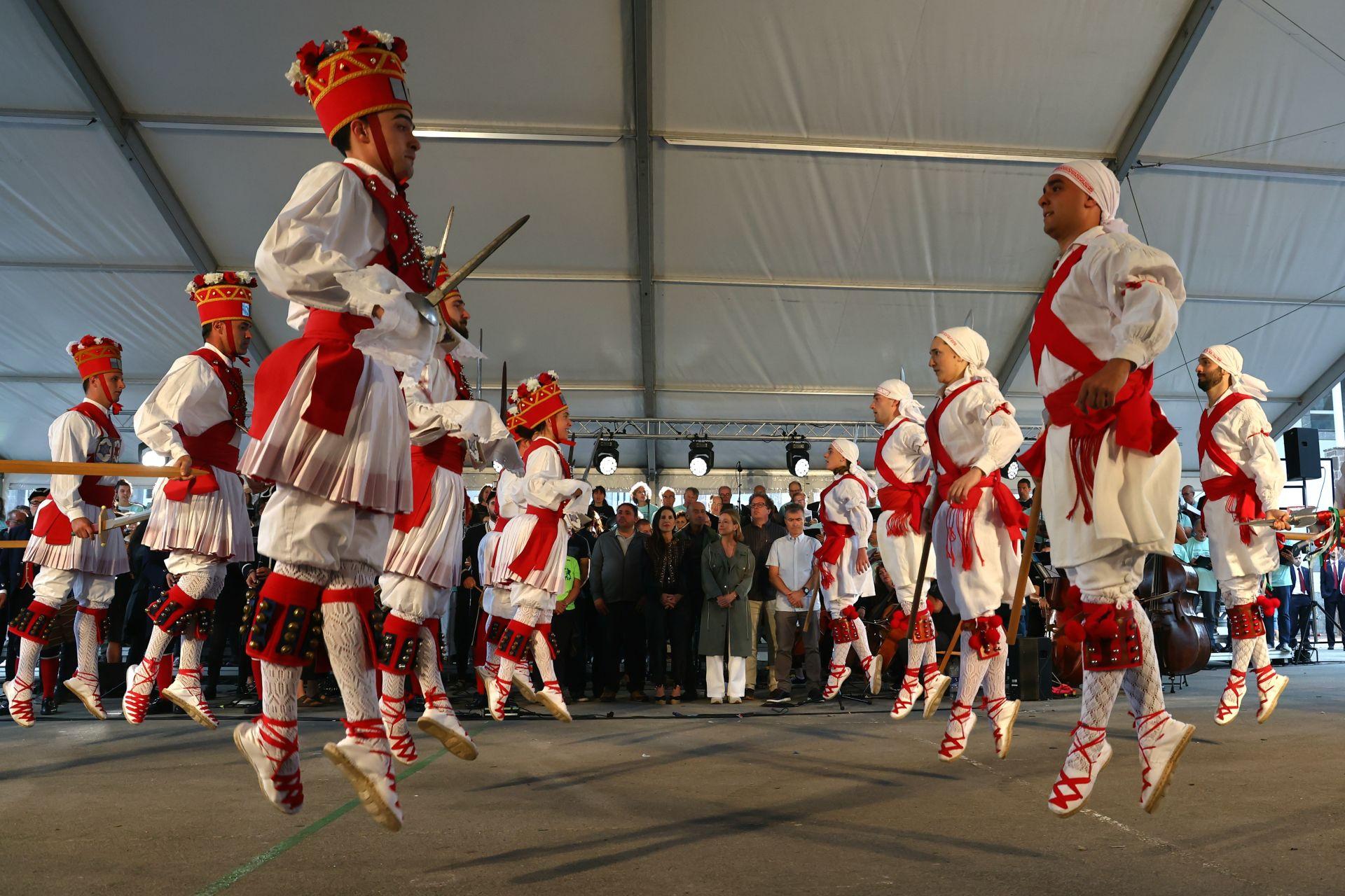 Cantos y danzas bajo un cielo gris evocan el &#039;milenio&#039; de Gipuzkoa