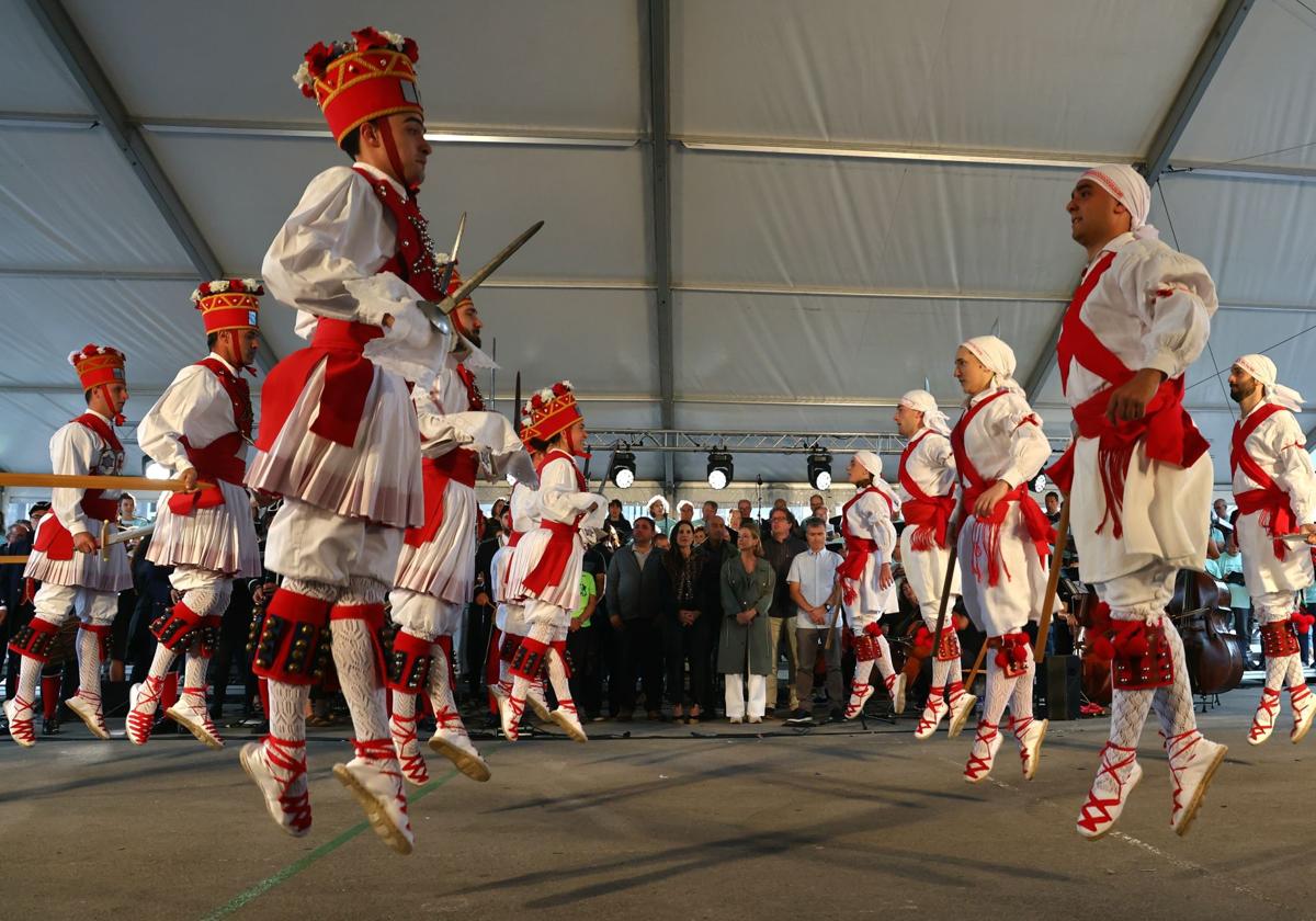 Cantos y danzas bajo un cielo gris evocan el &#039;milenio&#039; de Gipuzkoa