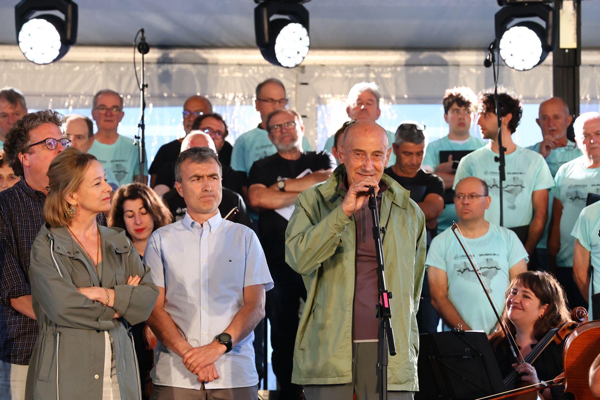 Cantos y danzas bajo un cielo gris evocan el &#039;milenio&#039; de Gipuzkoa