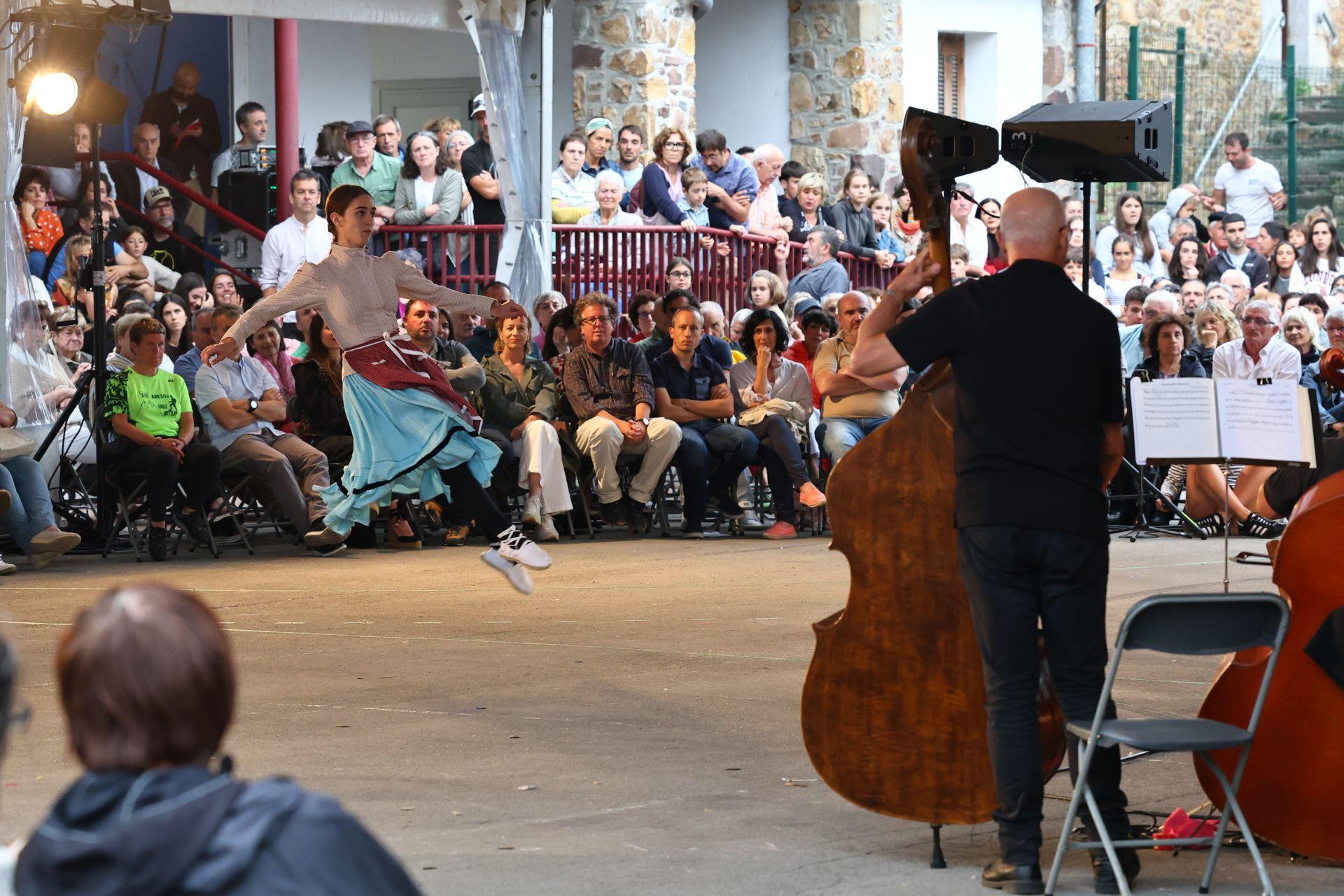 Cantos y danzas bajo un cielo gris evocan el &#039;milenio&#039; de Gipuzkoa