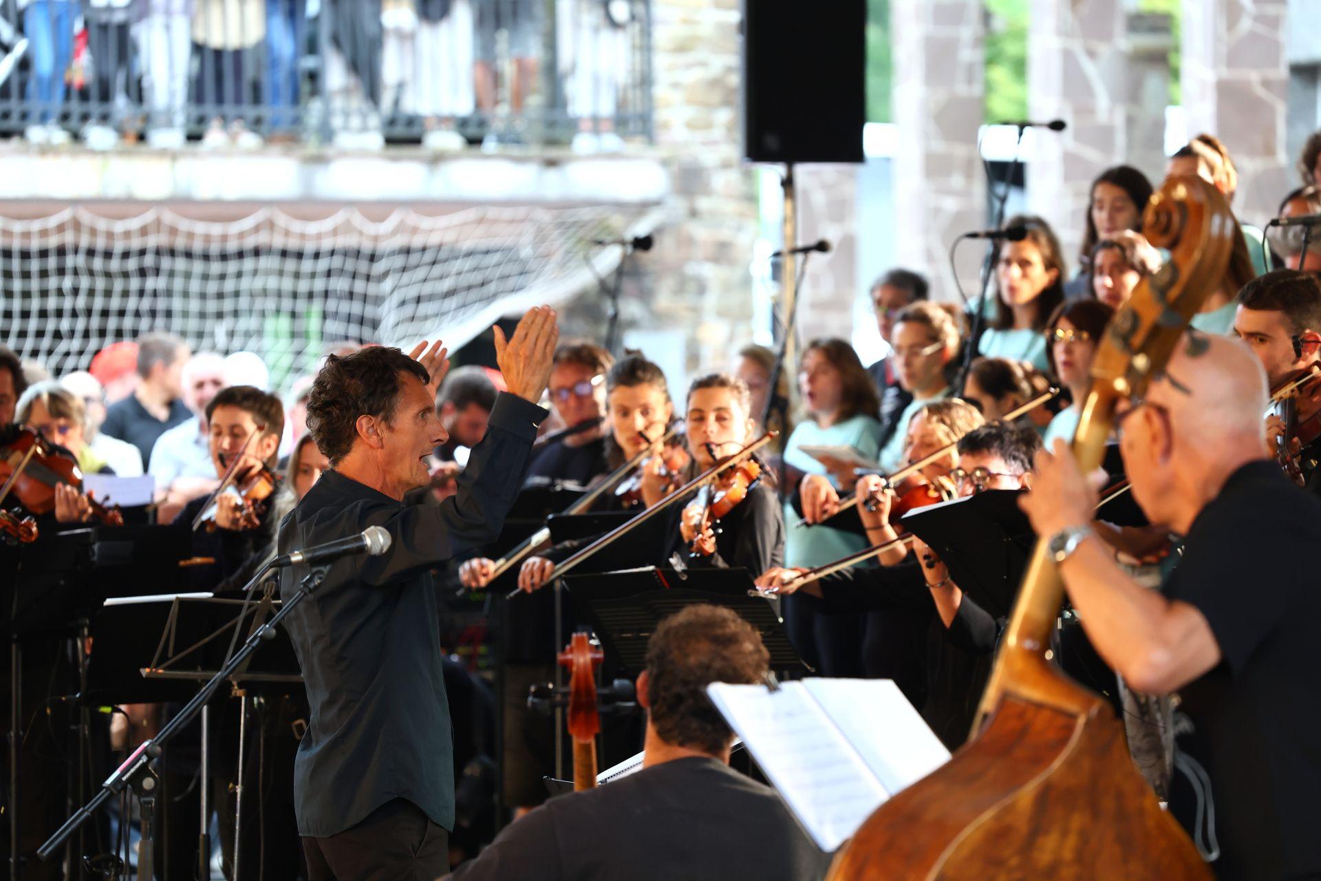 Cantos y danzas bajo un cielo gris evocan el &#039;milenio&#039; de Gipuzkoa