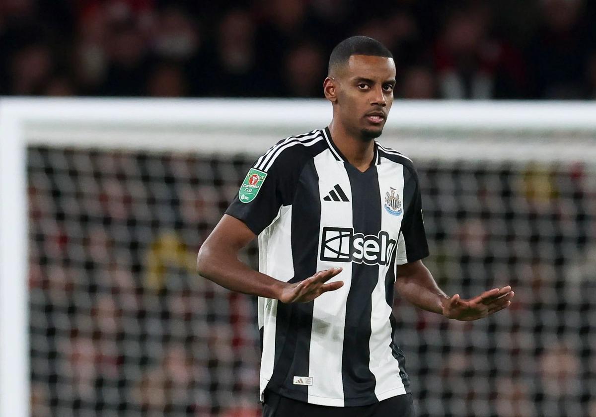 Isak pide calma en un partido de Carabao Cup con el Newcastle.