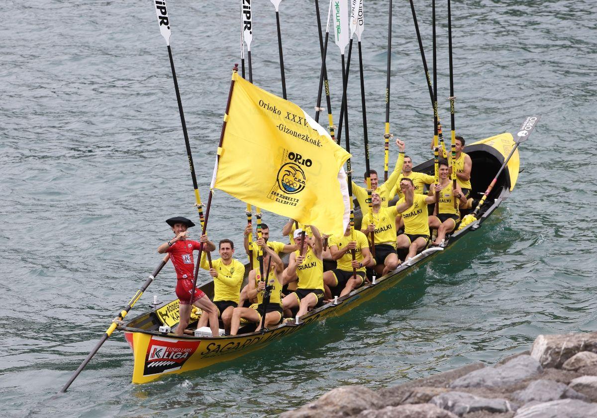 Orio tiñe sus aguas de amarillo