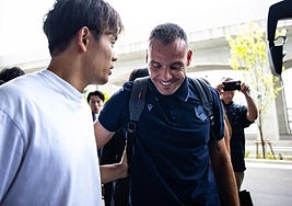 Kubo saluda a Sergio a su llegada al hotel.