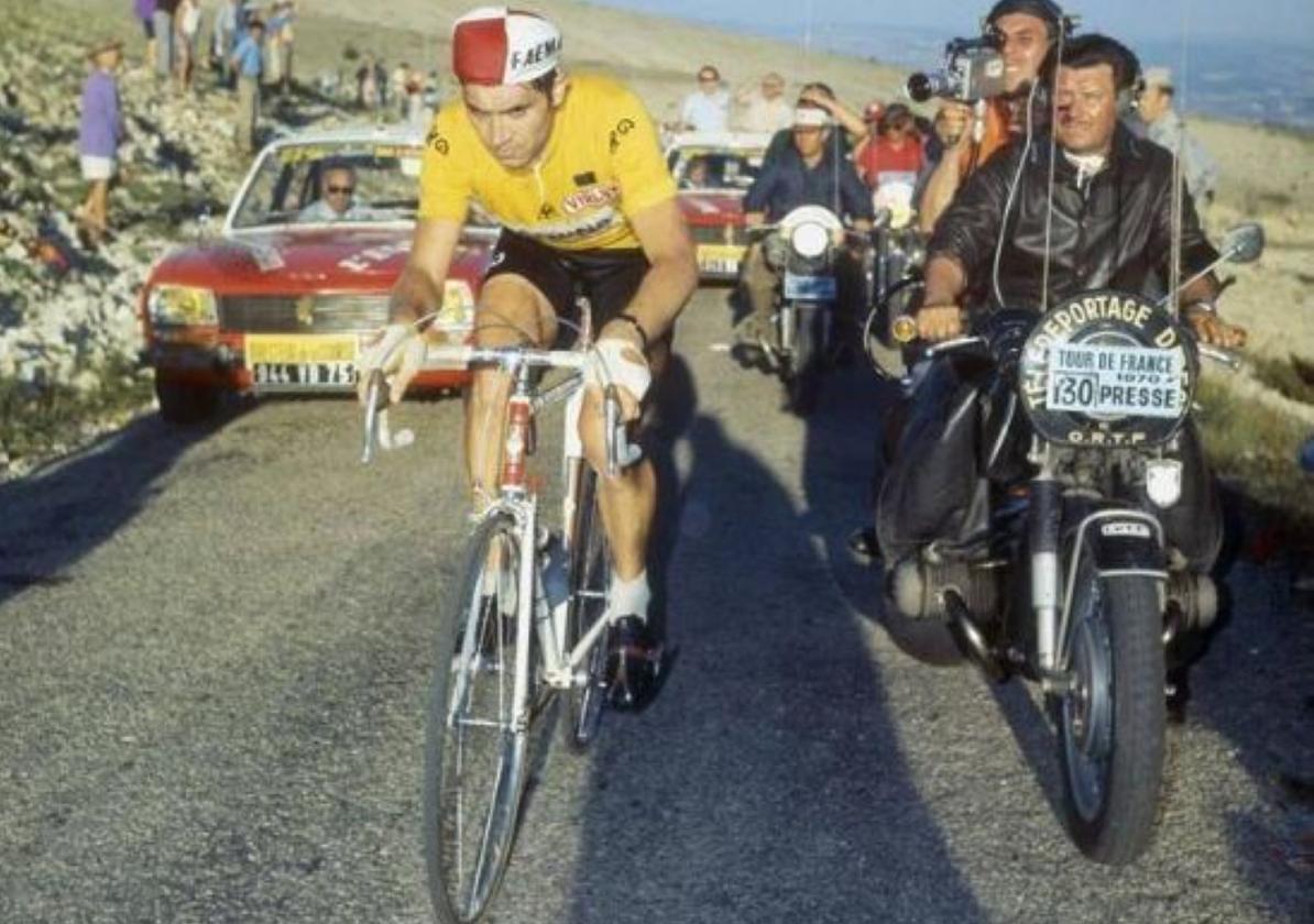 Eddy Merckx, en la parte pelada del Mont Ventoux, donde el aire azota con fuerza.