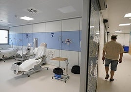 Un hombre pasa por delante de una de las salas de hemodiálisis ubicadas en el Hospital Donostia.