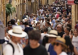 La calle Mayor de la Parte Vieja donostiarra, ayer por la tarde repleta de turistas.