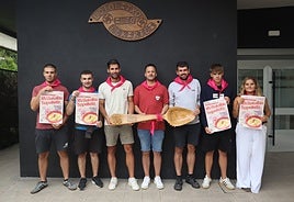 Haujijijai batzordeko kideak eta iazko elkarte onenaren sariaren onuradunak, Loiolatxo elkartean.