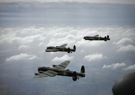 Formación de bombarderos británicos tipo Avro Lancaster.