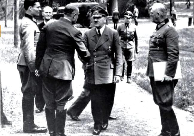 El conde Von Stauffenberg, segundo por la izquierda, recibe a Hitler el 15 de julio de 1944, fecha de un primer atentado fallido.