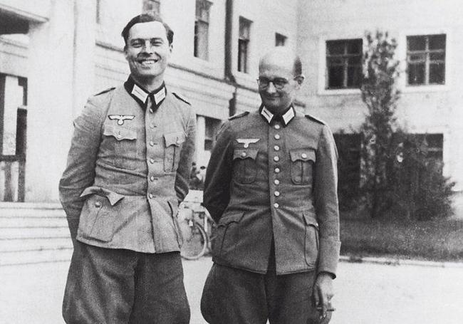 Claus von Stauffenberg, a la izquierda, reunido con Albrecht von Quirheim, otro de los conjurados contra Hitler, en junio de 1944.