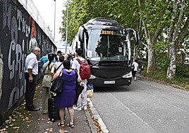 Usuarios de tren esperan para subir a un autobús de Renfe en un corte ferroviario anterior.
