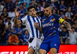 Jon Martín pugna con el capitán del V-Varen Nagasaki por el balón.