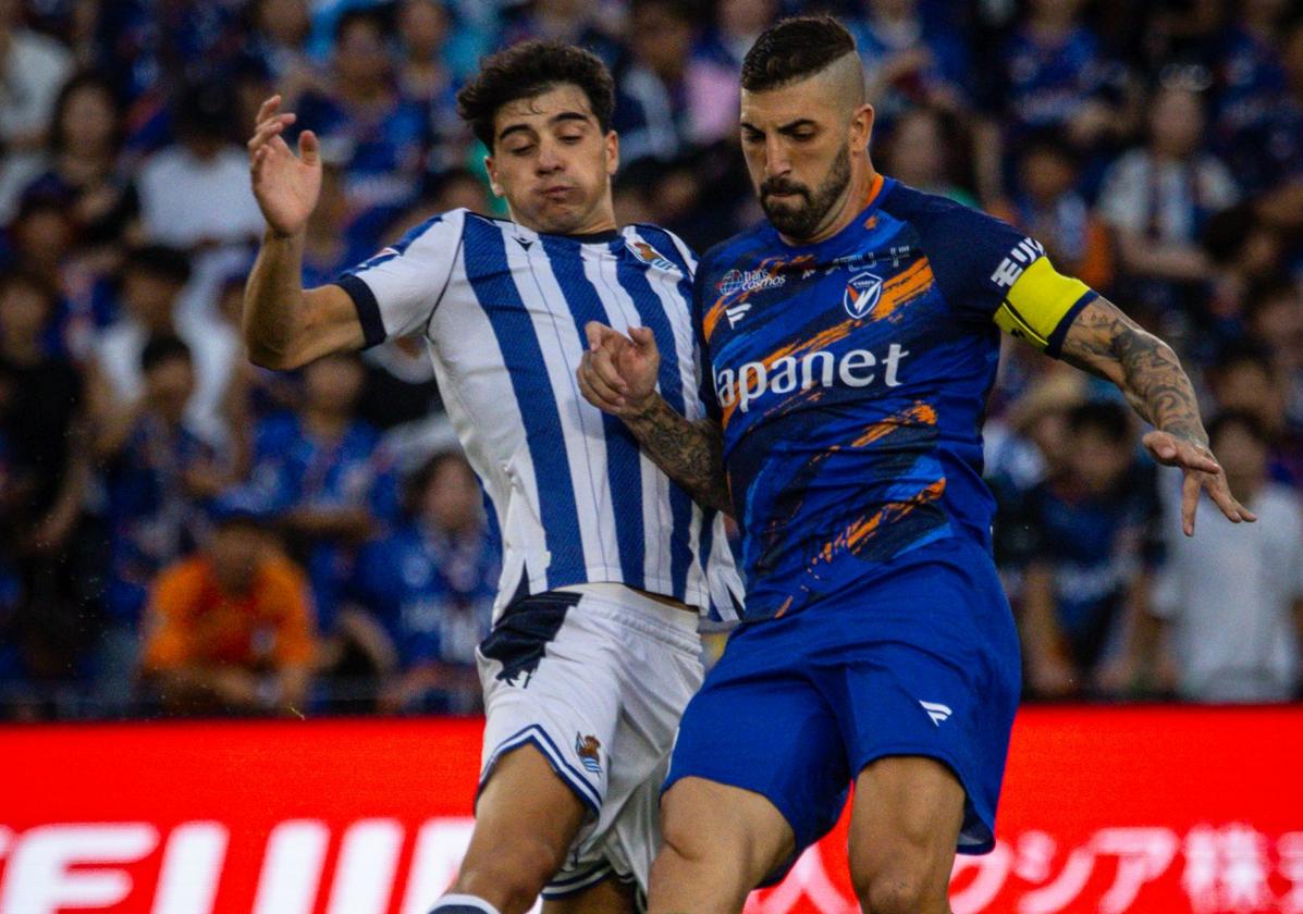 Jon Martín pugna con el capitán del V-Varen Nagasaki por el balón.
