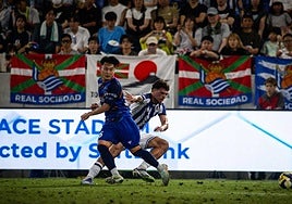 Javi López presiona a un futbolista del V-Varen Nagasaki durante el partido
