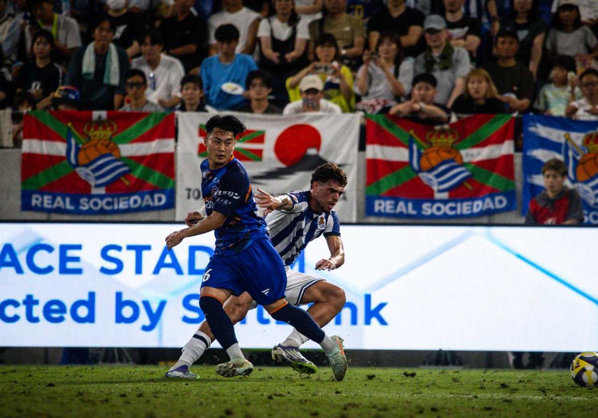 Javi López presiona a un futbolista del V-Varen Nagasaki durante el partido