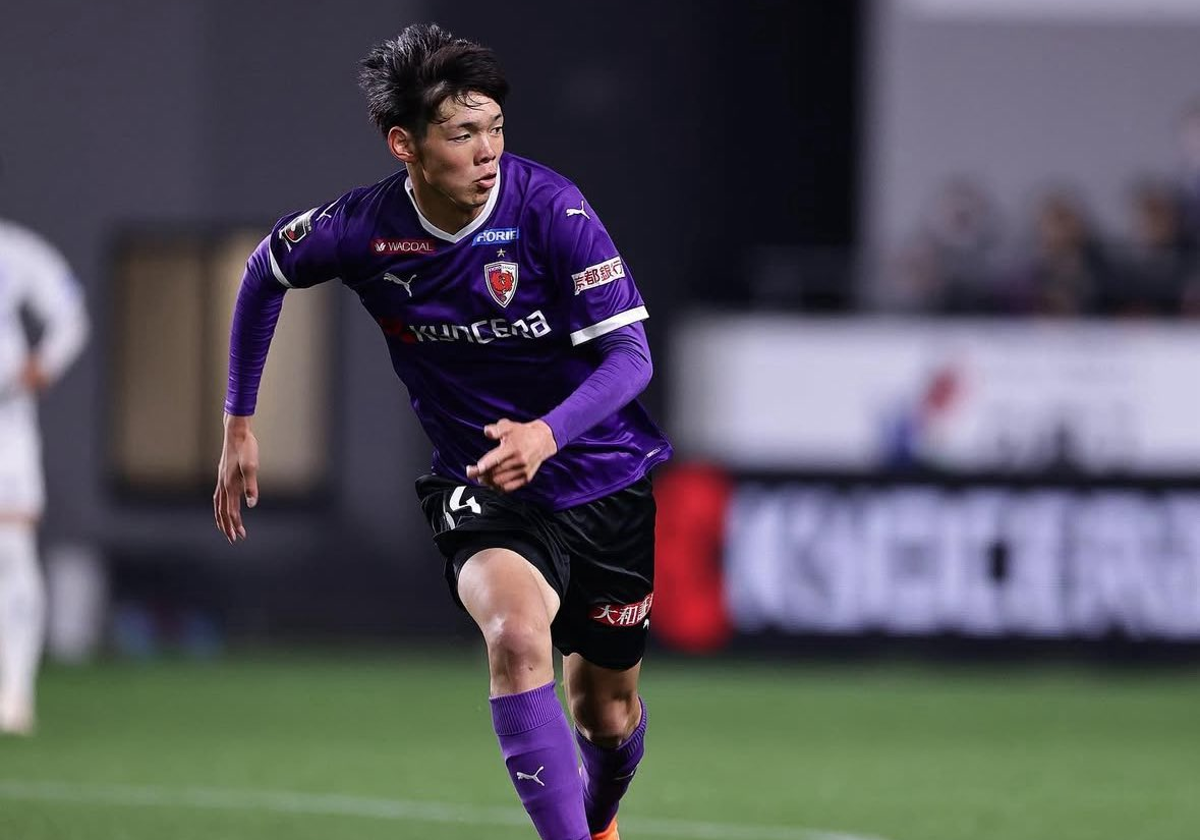 Kazunari Kita durante un partido con el Kyoto Sanga FC.
