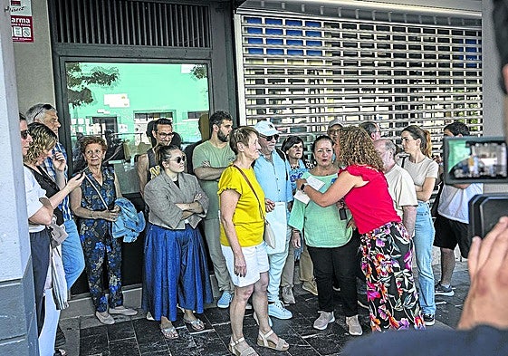 Un grupo de afectados protesta delante de la agencia de viajes, el pasado 10 de junio.