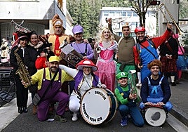 Las fiestas de Santa Ana en Mendaro arrancaron al ritmo de la txaranga Bizi Poza.