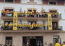 Senior mailako Orioko traineruetako arraunlariak,igande arratsaldean udaletxeko balkoietan banderak astintzen