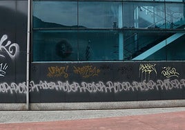 El Ayuntamiento anima a la ciudadanía a señalar las paredes que requieren limpieza de pintadas.