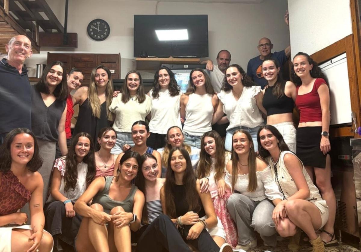 La jugadoras sénior y júnior y sus técnicos tras la cena en Oilagorra.