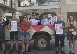 Agentes festivos en la presentación de los andramaris.