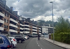 La operación de cambio de luminarias ha arrancado en Ugarkalde, donde se van a sustituir 126 puntos.