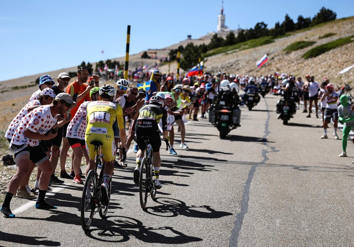 Pogacar aguanta los ataques de Vingegaard, con el observatorio del Mont Ventoux al fondo.