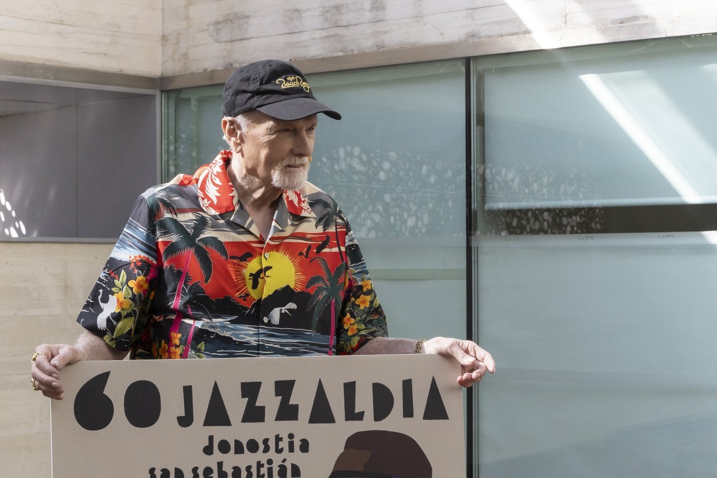 Mike Love con el cartel de la 60ª edición del Jazzaldia, el martes en San Telmo.