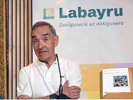 Angel Ugarteburu, astearte honetan, liburuaren aurkezpen ekitaldian.
