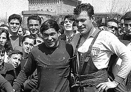 Detrás de los participantes en una prueba de motocross asoma la torre de Rozanés.